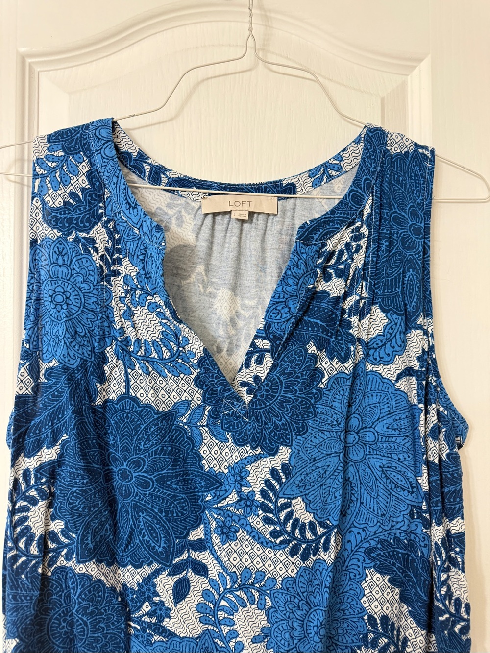 LOFT sleeveless blouse blue and white floral  split V-neck mixed media size L - Picture 3 of 5